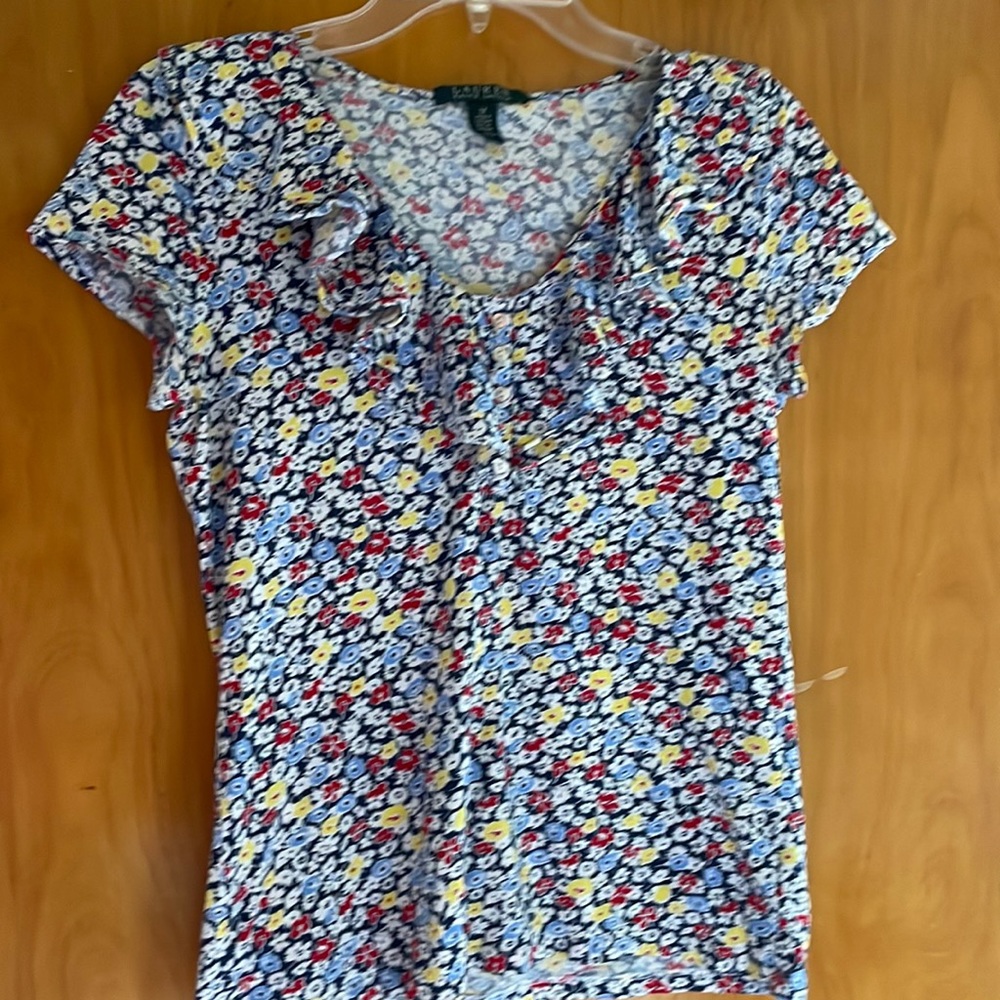 Ralph Lauren Top Ruffle Collar Button accents in Center V Neck Short Sleeve Sz M